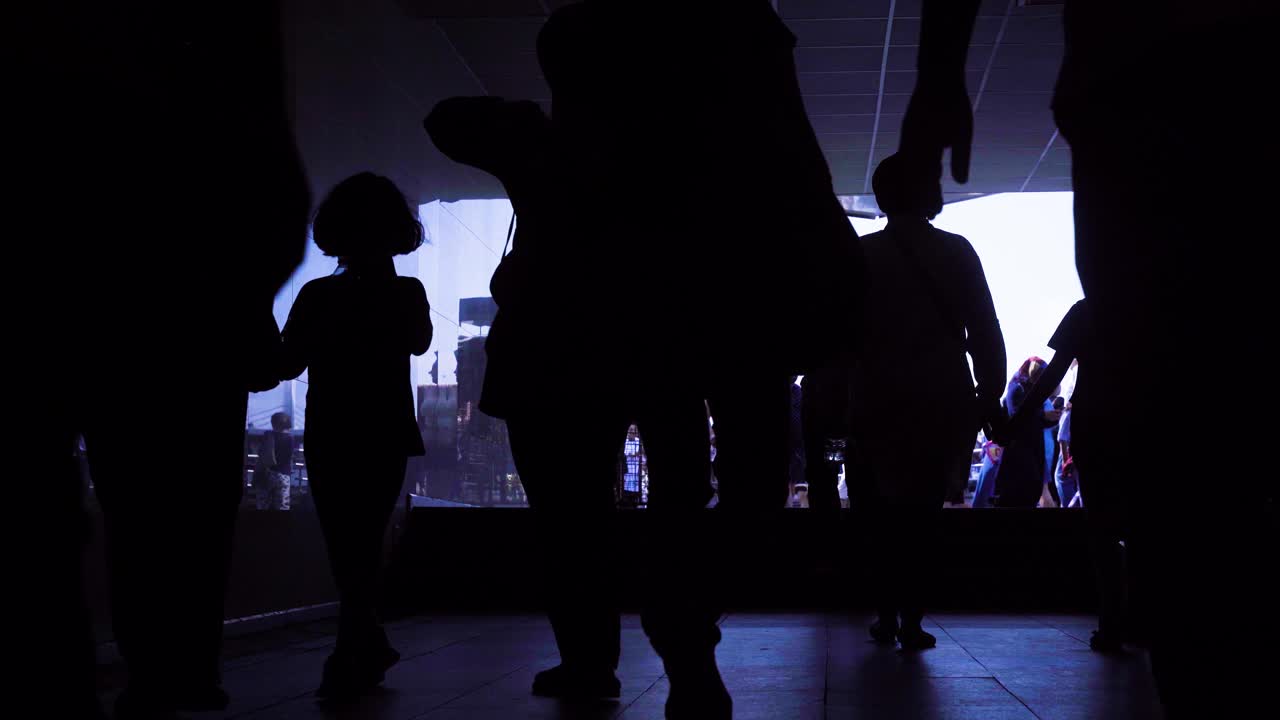 siluetas de personas caminando.
