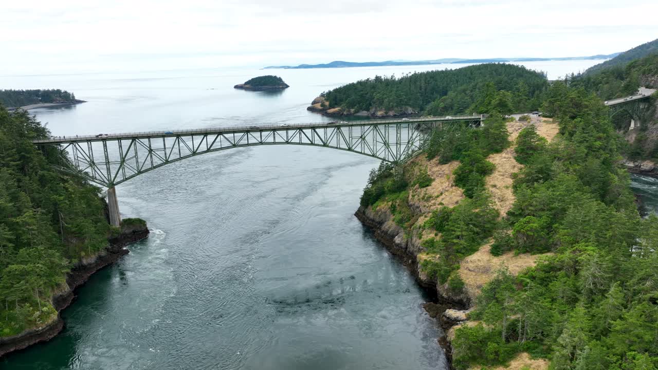 amplia toma de drones del puente de acero en deception pass en el estado de washington.