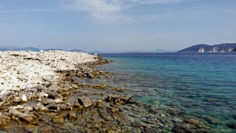 Agua-Azul-Clara-En-La-Costa-De-La-Playa-Emplisi-En-Kefalonia-Grecia---Toma-Aérea