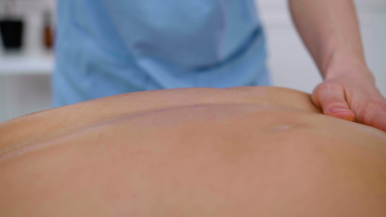 профессионал, делающий массаж спины