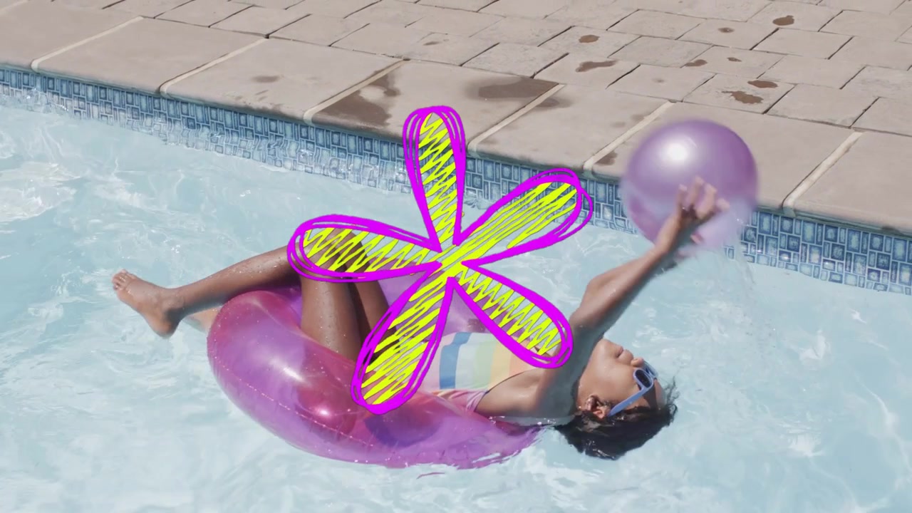 Menina reclinada em piscina com anel roxo, bola à deriva e rabisco em crescimento que a faz esticar-se, desfrutando do lazer.