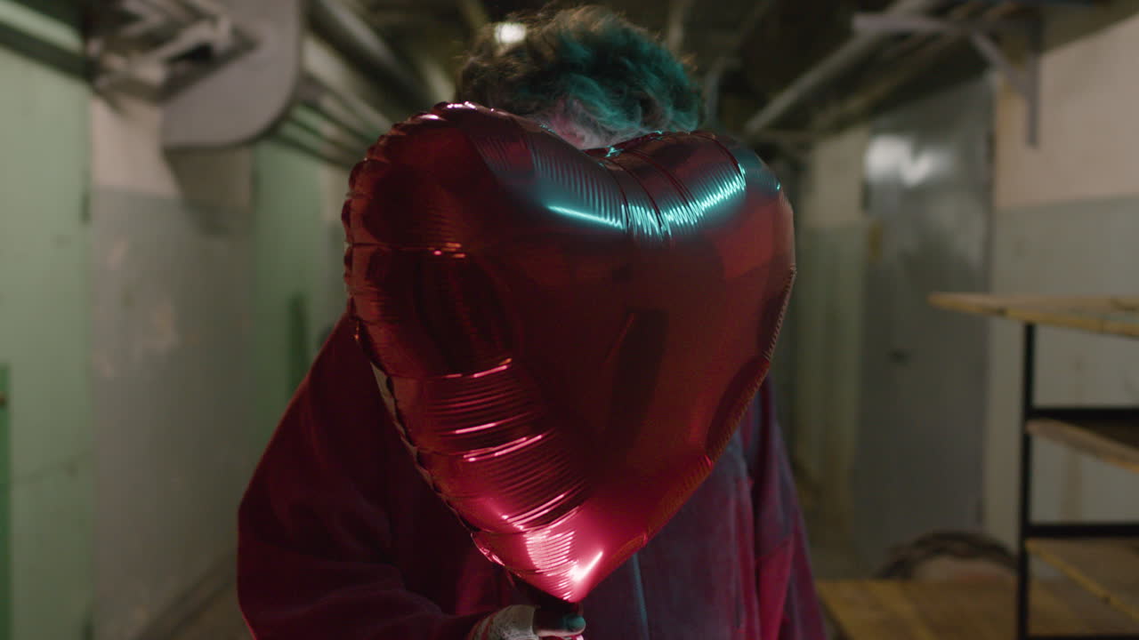 지하실에 있는 조롱거리