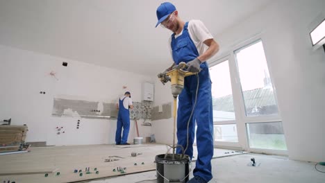 instalación de azulejos de cerámica para el suelo - medición y corte de las piezas. construcción, renovación, reparación de apartamentos. cortes de baldosas. corte de baldosas