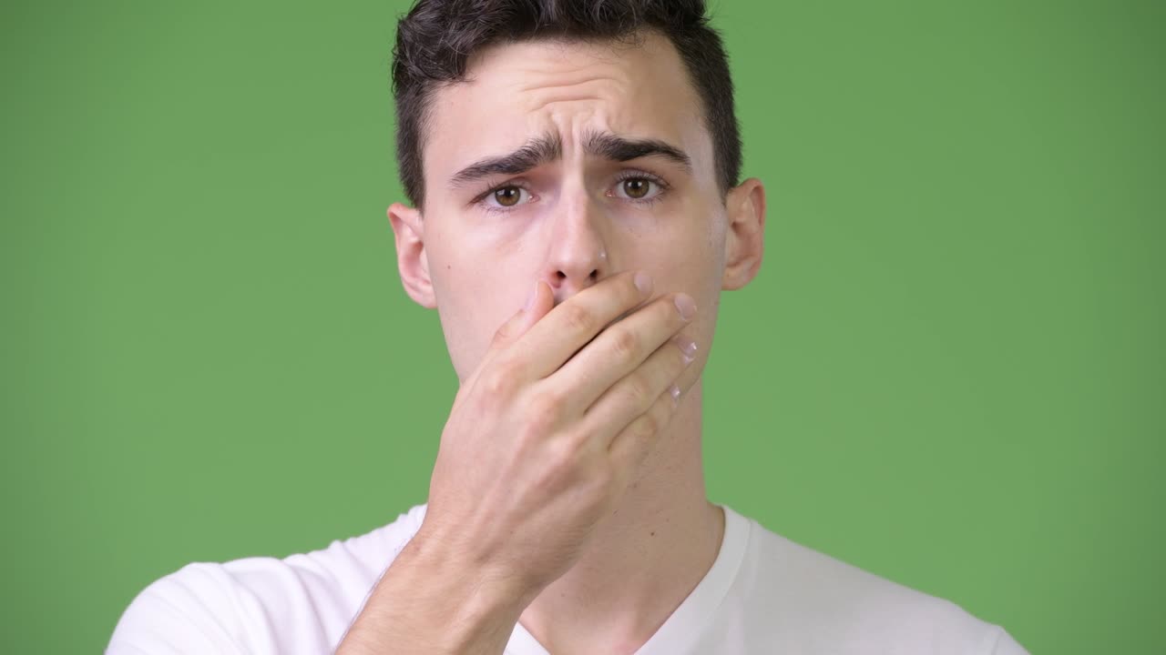 충격을 찾고 젊은 잘 생긴 남자