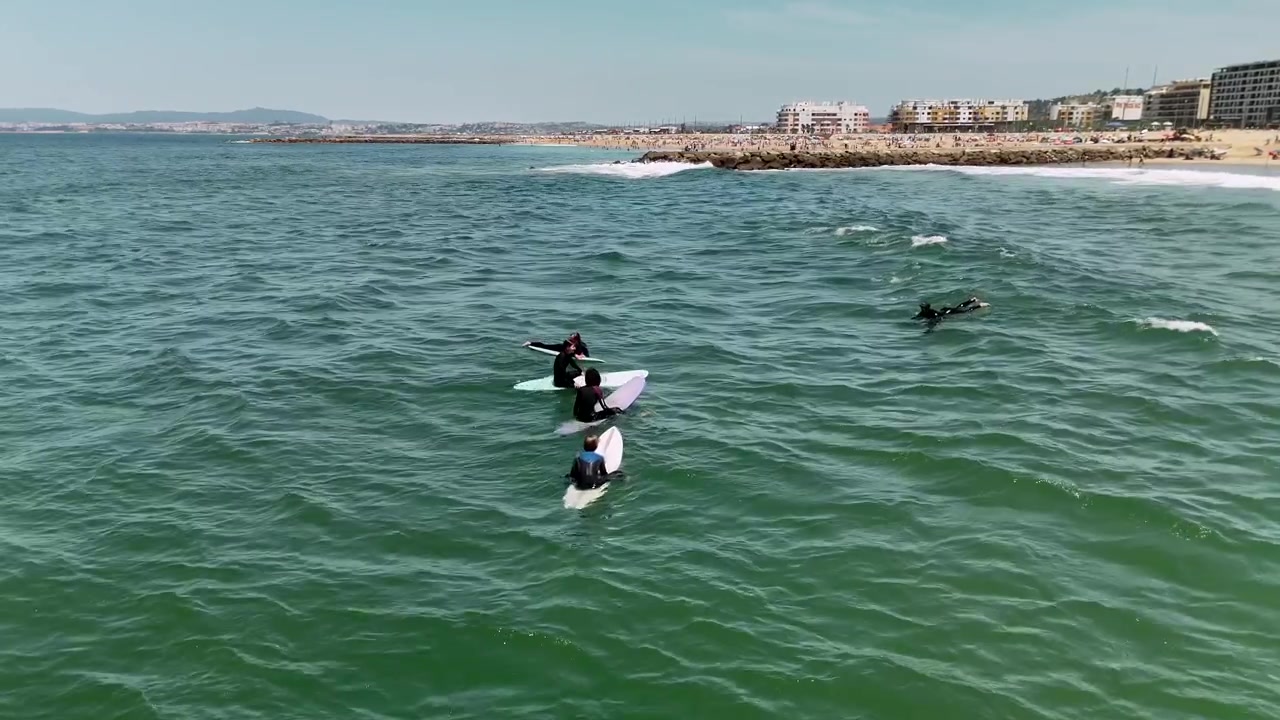 Gruppo di surfisti in attesa delle onde nell'oceano