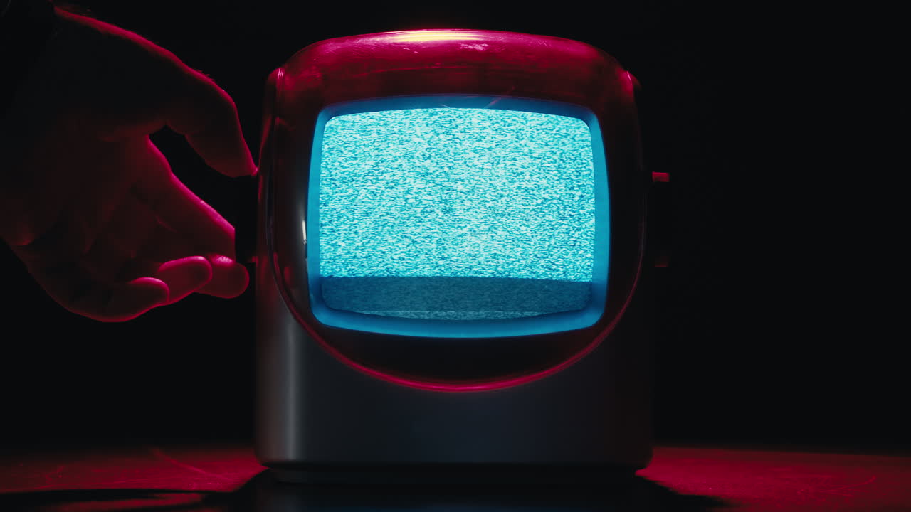 레트로 tv, 노스탈기적인 설정으로 빈티지 tv, 레트로 tv는 화면에 곡물을 표시합니다, 무서운 할로윈 밤 장치, 크로마 키 및 그린 스크린에 좋습니다.