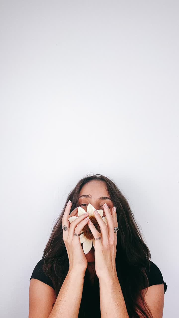 mujer con una flor en la cara