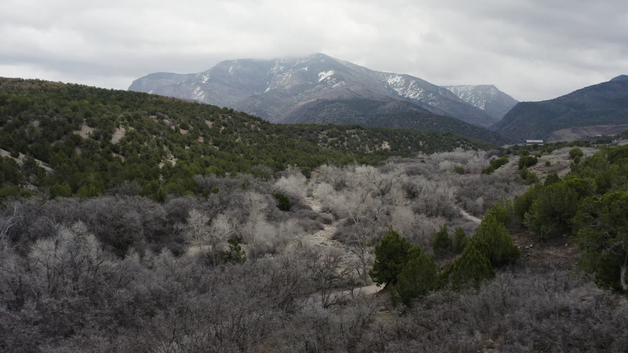 Natura selvaggia dello Utah nelle colline montuose di Fillmore - Vista aerea.
