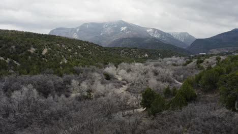 desierto de utah en las colinas montañosas de fillmore - antena