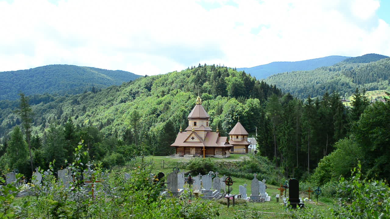 Orthodoxe Holzkirche, Ukraine. Kirche in den Bergen, orthodox, Ukraine