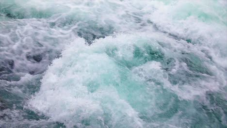 Agua-Del-Río-De-Montaña-Con-Primer-Plano-En-Cámara-Lenta