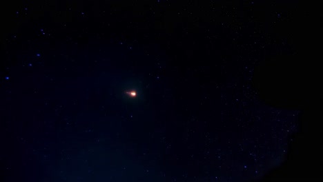 un cometa brillante en el cielo nocturno