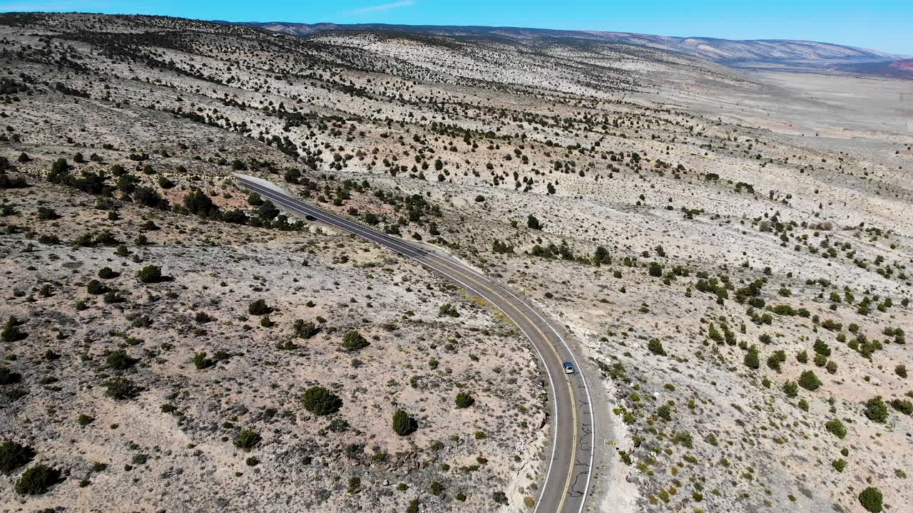 자동차는 89a 고속도로를 따라 아름답고 건조한 풍경을 통과합니다.