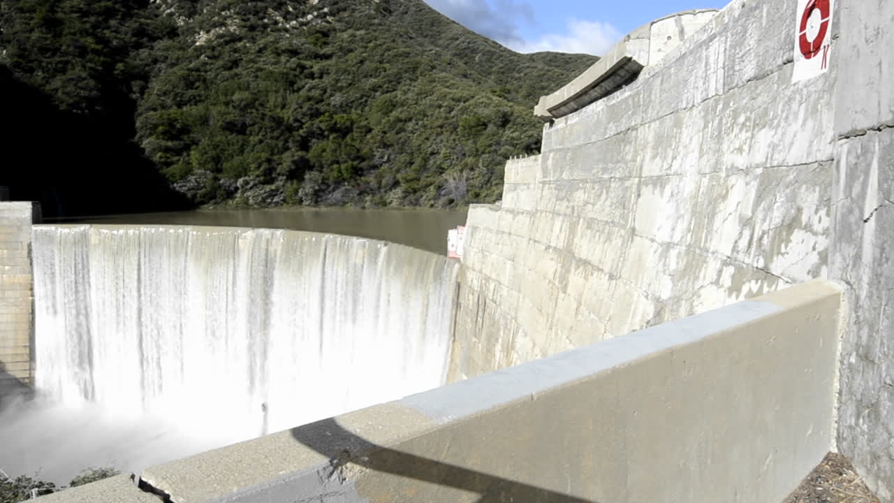 ojai california 1 근처의 봄 폭풍우 이후 구식 matilija 댐 위로 쏟아지는 matilija 크릭의 돌리 샷 1