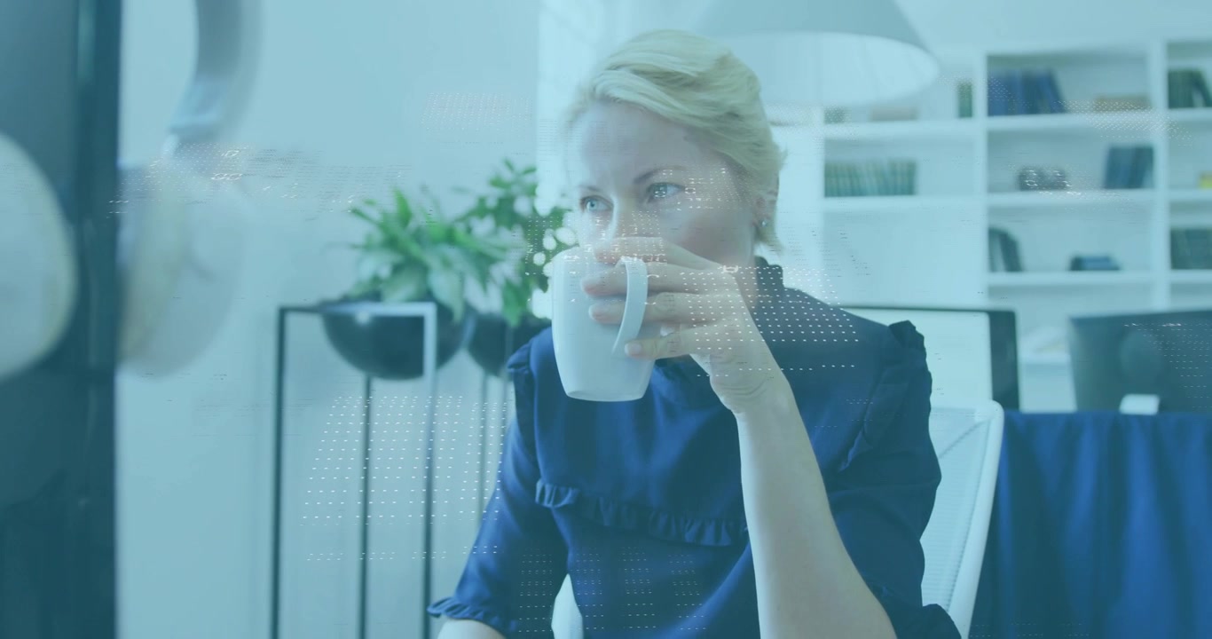 Manager hebt Tasse, trinkt Kaffee, was eine digitale Gitterüberlagerung verursacht, die die Schreibtisch-Analyse leitet.