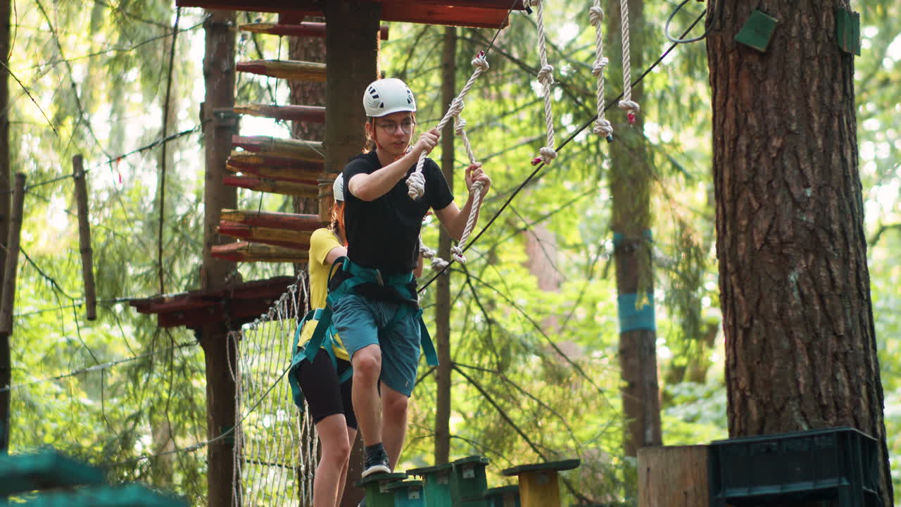 gente en el campamento de aventuras