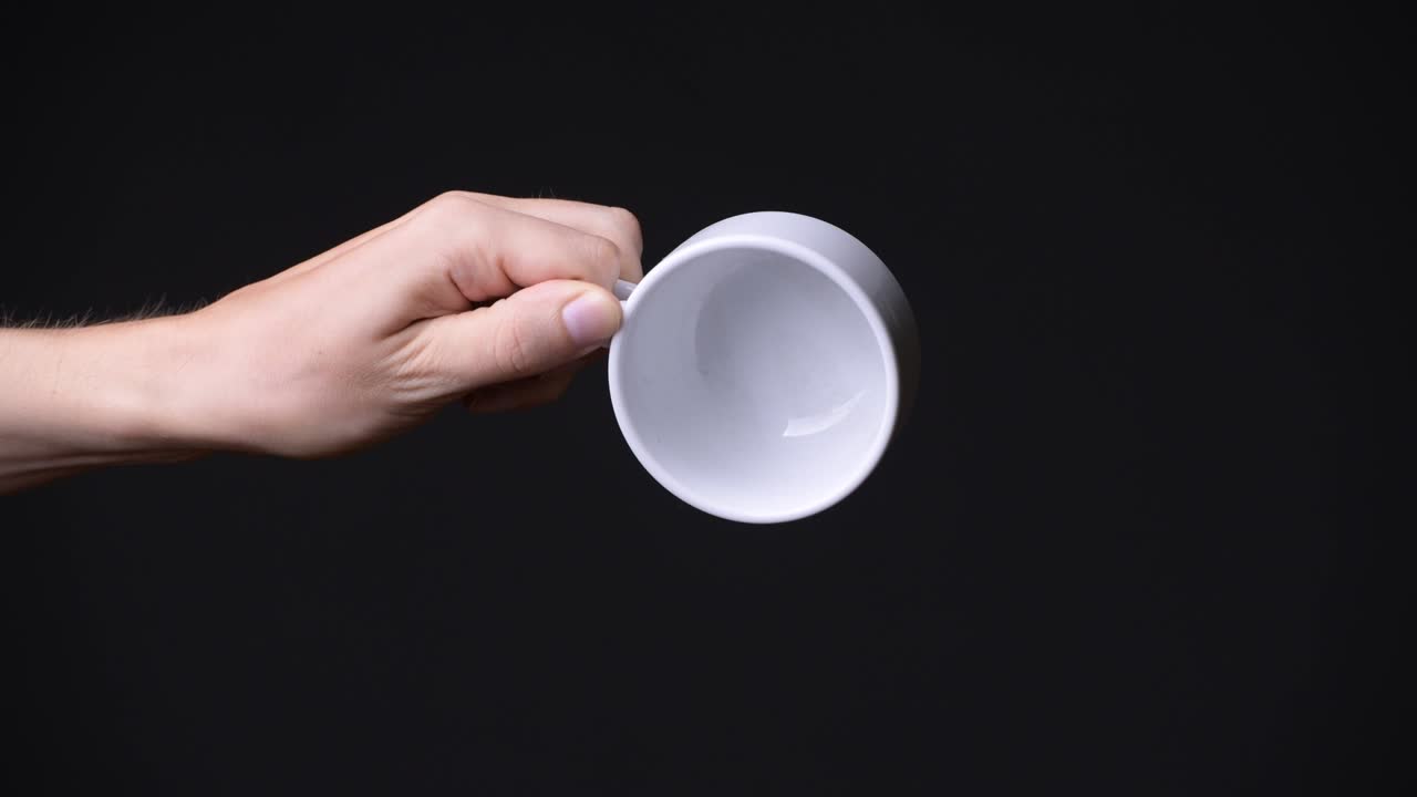 손으로 커피 컵을 들고