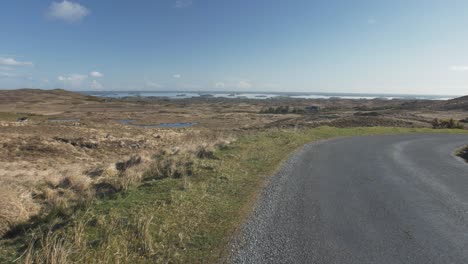 Straße-An-Einem-Berghang-Mit-Blick-Auf-Einen-See-Im-Hochland-Von-Irland