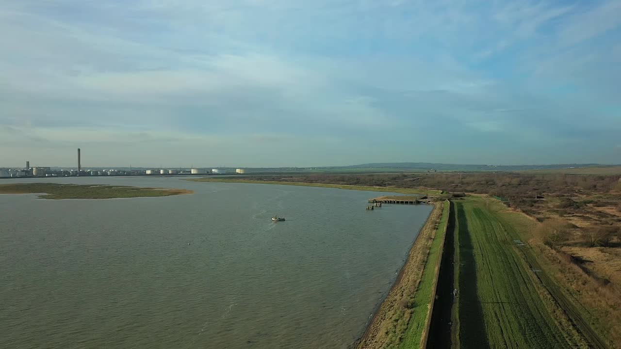 공중: 산업 유조선 정제소가 보이는 해안 녹색 은행