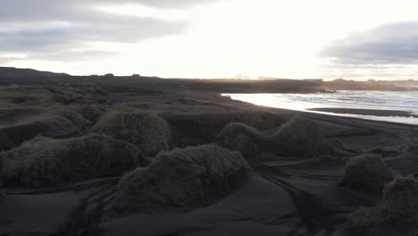 Hora-Dorada-Amanecer-Con-Sol-Brillante-En-El-Cielo-En-La-Playa-De-Arena-Negra-Sandvik