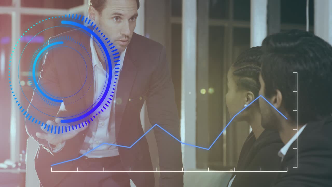 escáner redondo y procesamiento de datos estadísticos contra empresarios en una reunión en la oficina