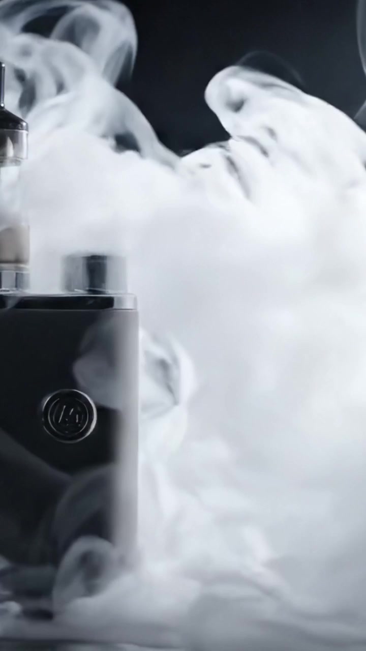 Gros plans esthétiques d'un appareil de vapotage moderne produisant d'épais nuages de vapeur dans une atmosphère stylée, capturant l'essence de la culture contemporaine du vapotage.