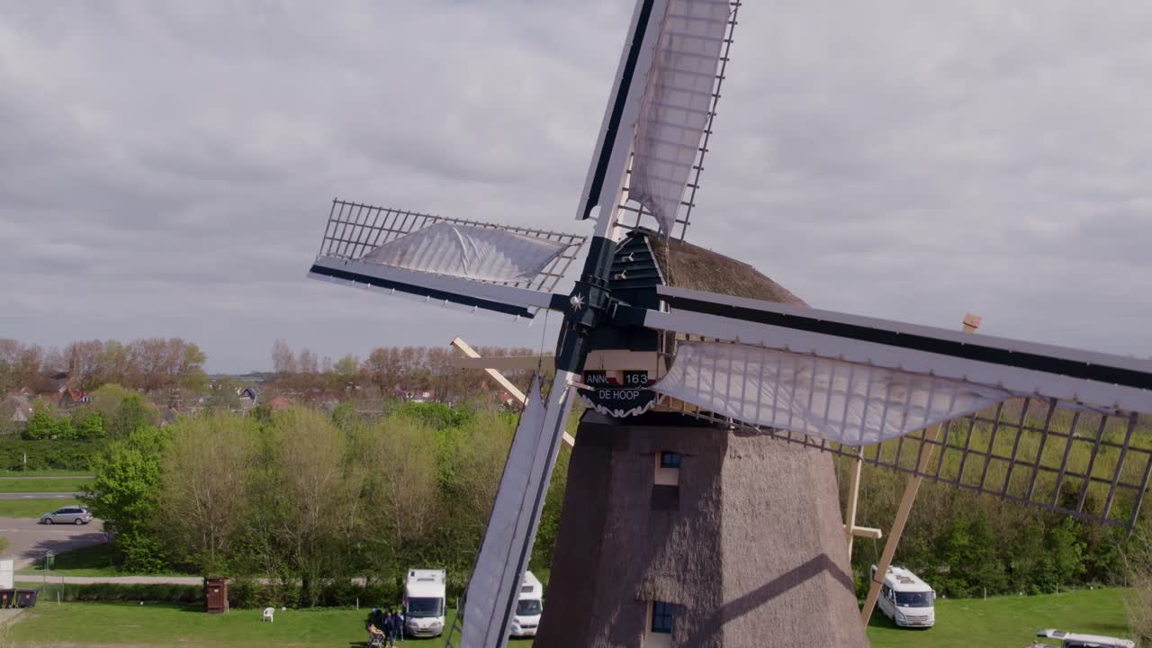 Luftaufnahme von Windmühle und Tulpenfeldern, Keukenhof, Nordholland, Niederlande