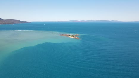 Vista-Aérea-Del-Islote-En-Medio-Del-Mar-Azul-En-Verano---Isla-Whitsunday-Durante-El-Día-En-Qld,-Australia