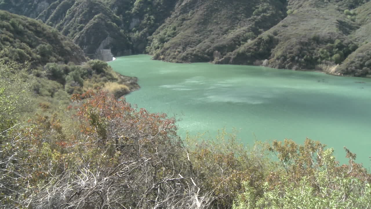 오하이오 캘리포니아에 있는 마틸리자 댐 뒤의 넓은 물을 패닝