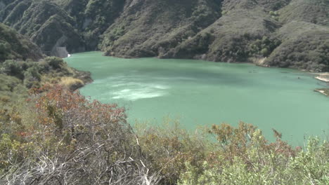 Panorámica-Amplia-Vista-Del-Agua-Detrás-De-La-Presa-De-Matilija-En-Ojai-California