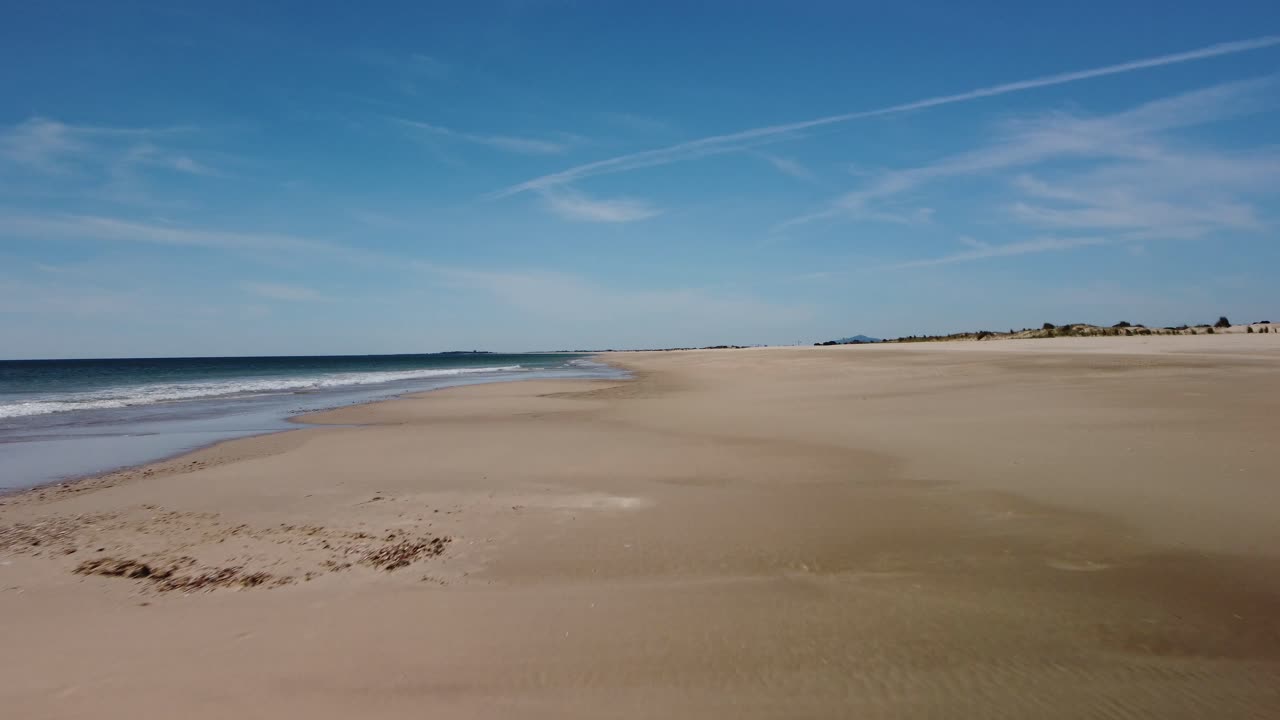 포르투갈 알가르베의 해안 사막 아름다운 해변의 4k 무인 항공기 공중 전망