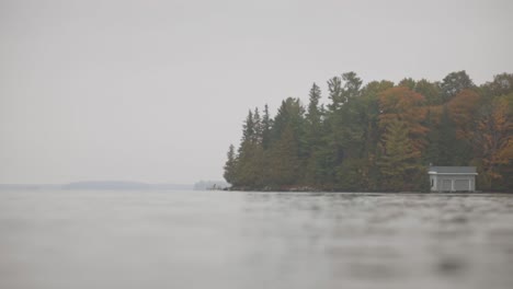 Bosque-Neblinoso-Y-Lago-En-Otoño---Tiro-Estático