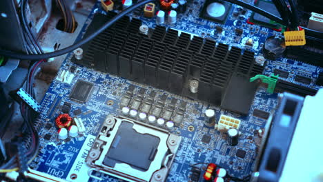 placa base de una computadora de estación de trabajo con procesadores y memoria