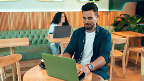 Computadora-Portátil,-Bebida-De-Cafetería-Y-Hombre-Feliz-Escribiendo