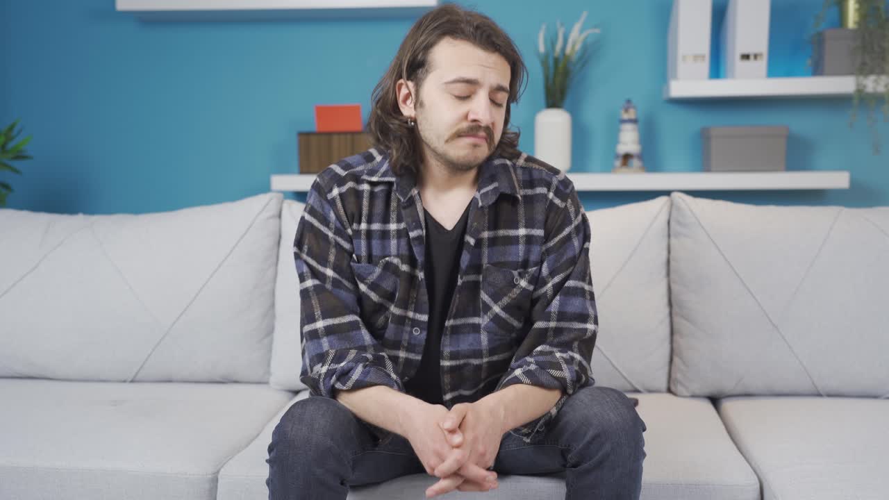 혼자 있는 것에 지쳤고, 그 사람은 무기력합니다.