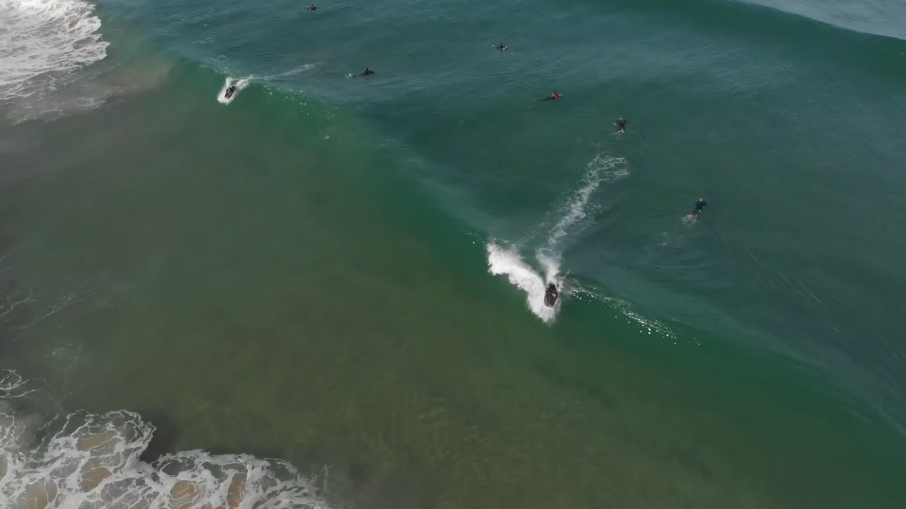 Bodyboardista jede na vlně, dobrý tubus na pláži Sintra.