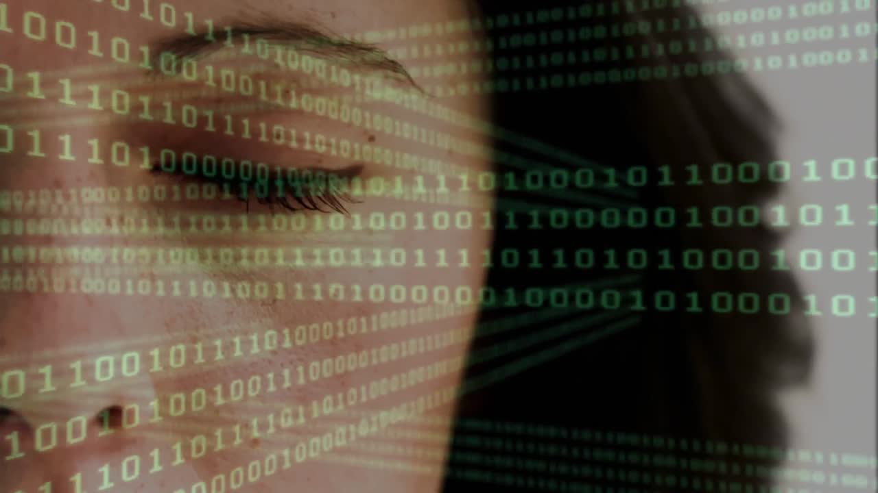 mujer abriendo el ojo con código binario en primer plano