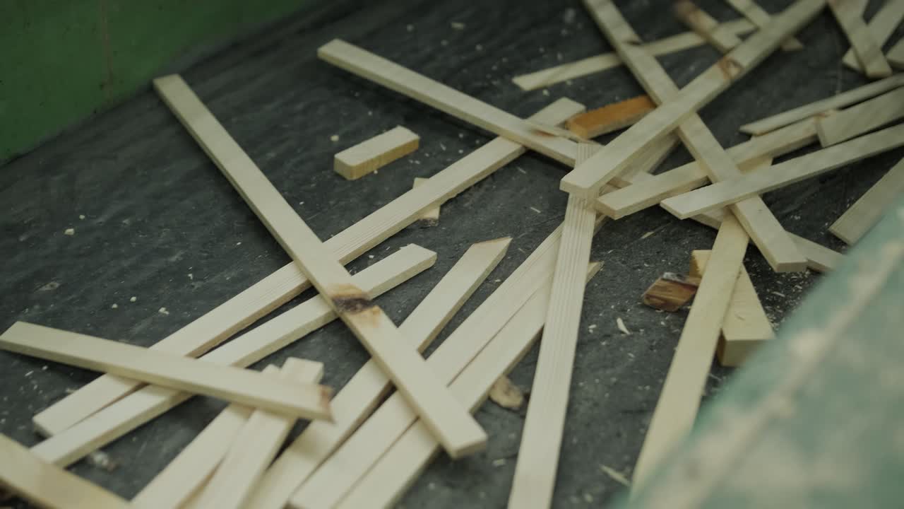 Scarti di legno in movimento su un nastro trasportatore industriale
