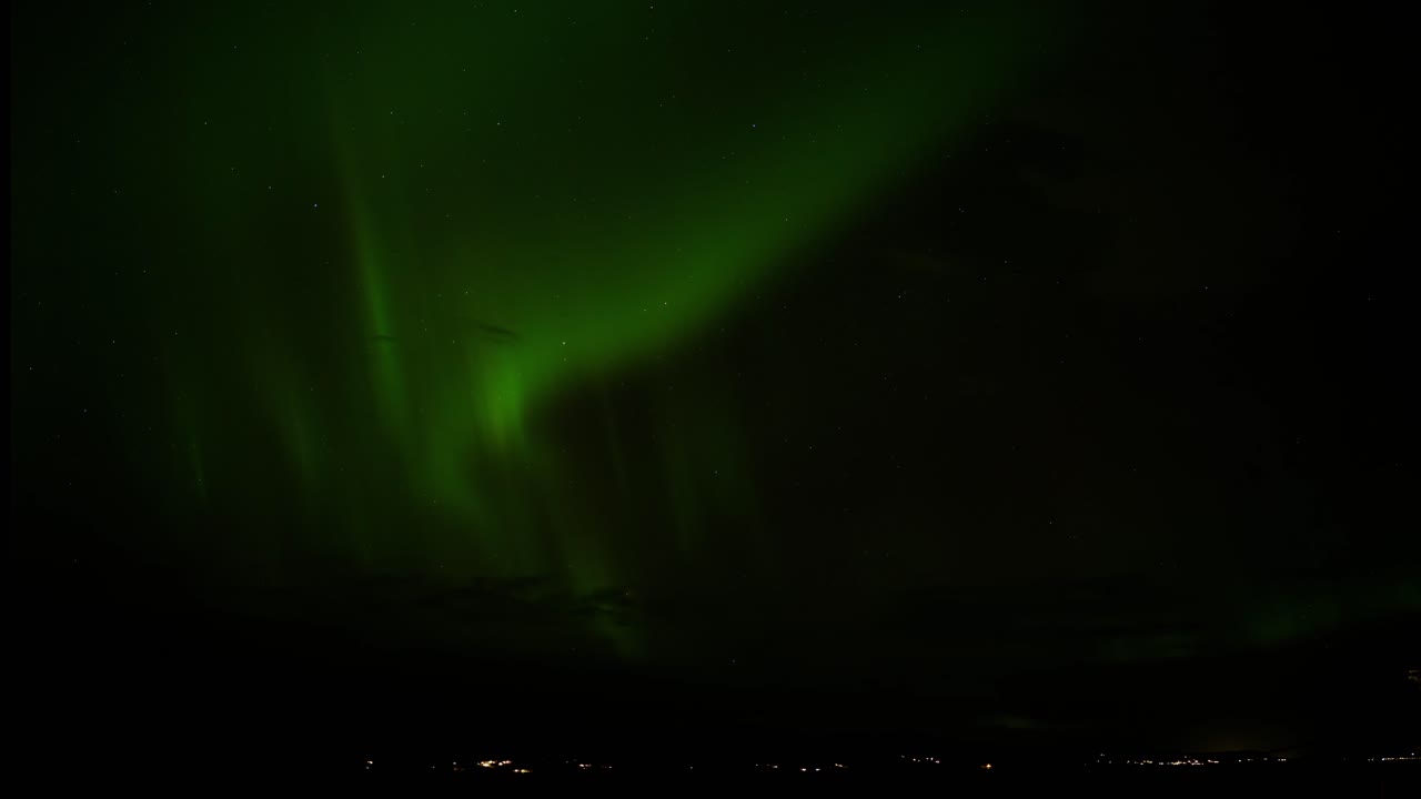 hermosa aurora boreal verde sobre trekanten, suecia-lapso de tiempo