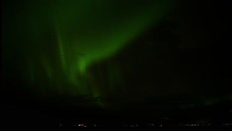 hermosa aurora boreal verde sobre trekanten, suecia-lapso de tiempo