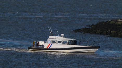 barco seguro de la patrulla fronteriza holandesa flotando en la costa de la isla de los países bajos