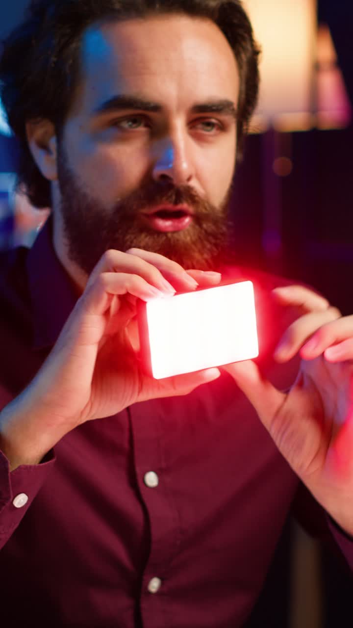 Persona que reseña vídeos verticales hablando con los espectadores sobre mini luces LED durante una retransmisión en directo