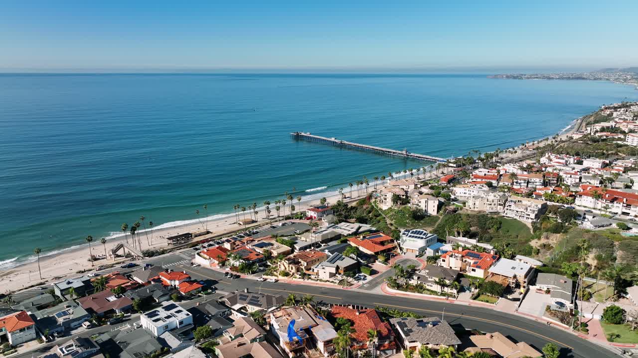 vista aérea de drones del muelle de san clemente con playa y costa antes del atardecer