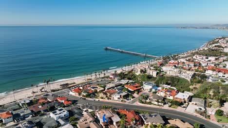 Luftdrohnenansicht-Des-San-Clemente-Piers-Mit-Strand-Und-Küstenlinie-Vor-Sonnenuntergang