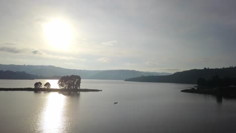 Sol-Brillante-Brillando-Sobre-Las-Tranquilas-Aguas-Del-Lago-Bunyonyi-En-Uganda,-áfrica