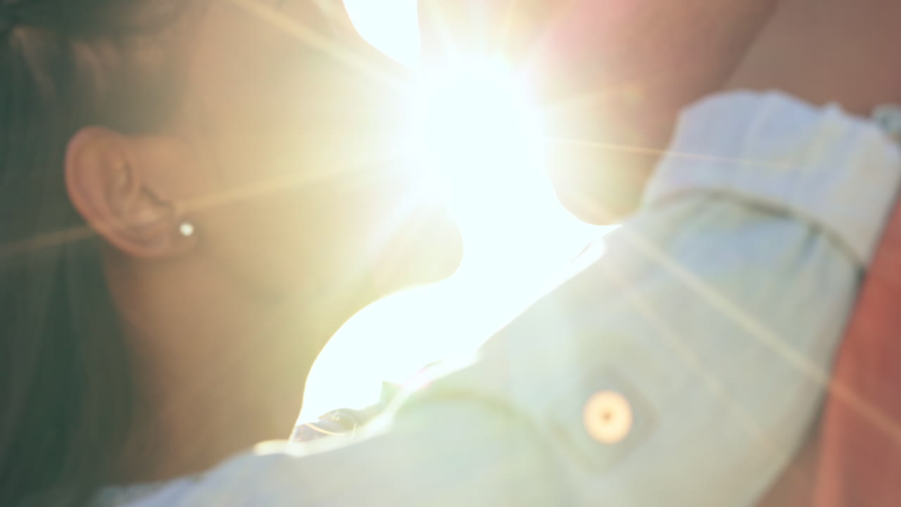 любовь, счастье и поцелуй с парой на пляже