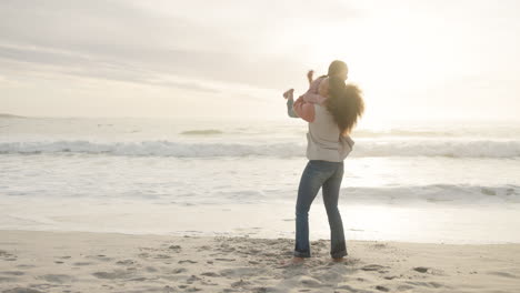 playa, chica y corriendo para abrazar a mamá en los brazos