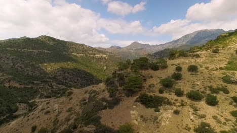 imágenes de drones de cadenas montañosas, bosques y horizontes