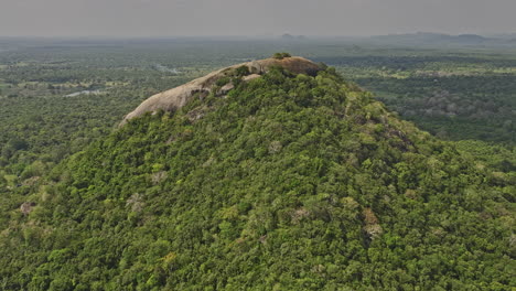 sigiriya sri lanka aerial v11 cinematic drone flyover prominente punto de referencia pidurangala roca capturando bosques exuberantes paisaje y vistas del desierto - filmado con mavic 3 cine - abril 2023