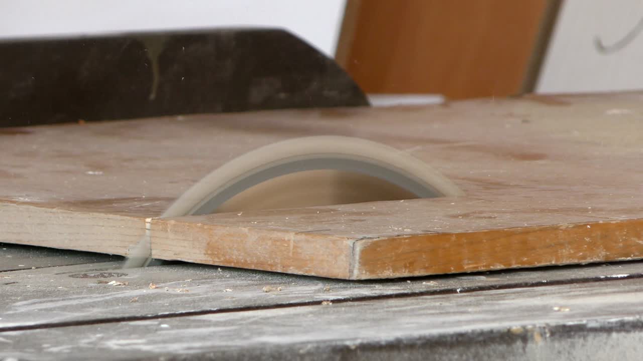 el carpintero está trabajando en la madera